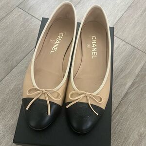 CHANEL Ballerina flats size 38.5. Beige, Black Nappa leather.